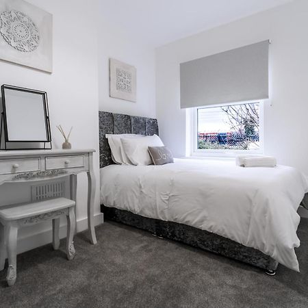 Railway Retreat Villa Wakefield Bagian luar foto