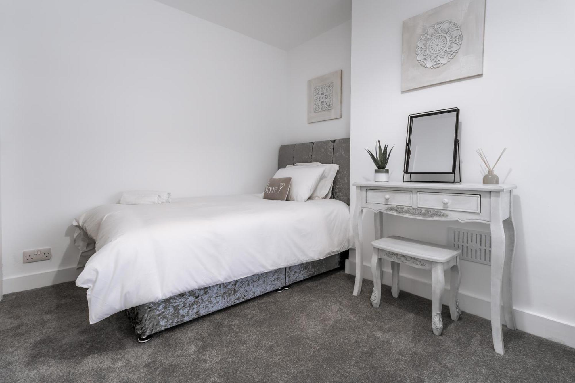 Railway Retreat Villa Wakefield Bagian luar foto